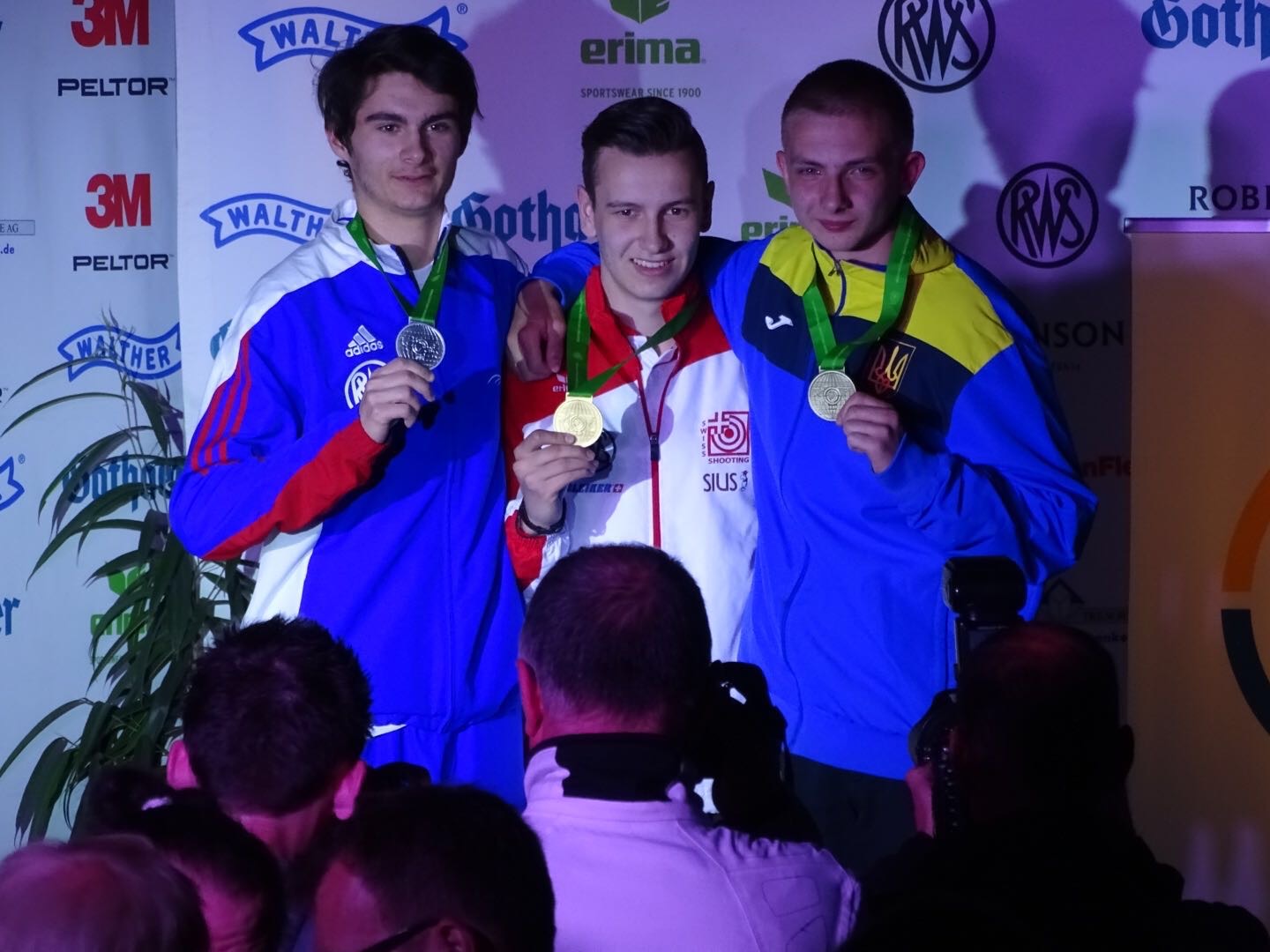 Marvin Flückiger auf dem obersten Podestplatz mit Goldmedaille